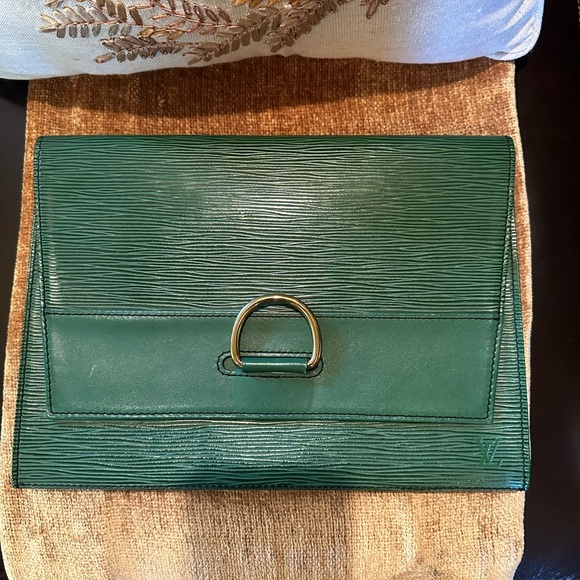 Beautiful Louis Vuitton Lena Epi Clutch - Picture 4 of 14